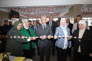 رئيس جامعة المنيا يفتتح المعرض الأول لمركز التخصصات النوعية لبيع المفروشات وديكورات رمضان بكلية التربية النوعية