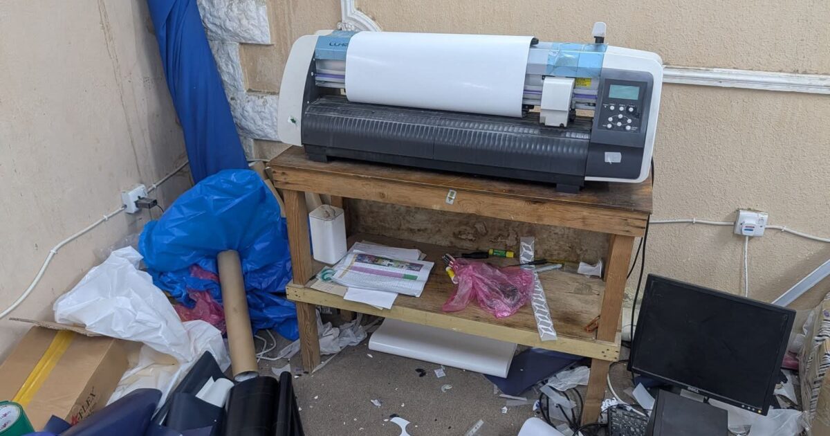 أمانة جدة تضبط أكثر من 5,200 قطعة وملصق لملابس رياضية مقلدة