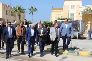 محافظ شمال سيناء يتفقد منافذ السلع المتنقلة ويؤكد أولوية الأمن الغذائي للمواطنين