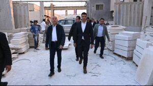 وزير الصناعة يتفقد مصانع شق الثعبان