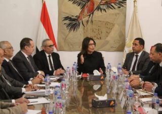 وزيرة الثقافة تعقد اجتماعًا موسعًا