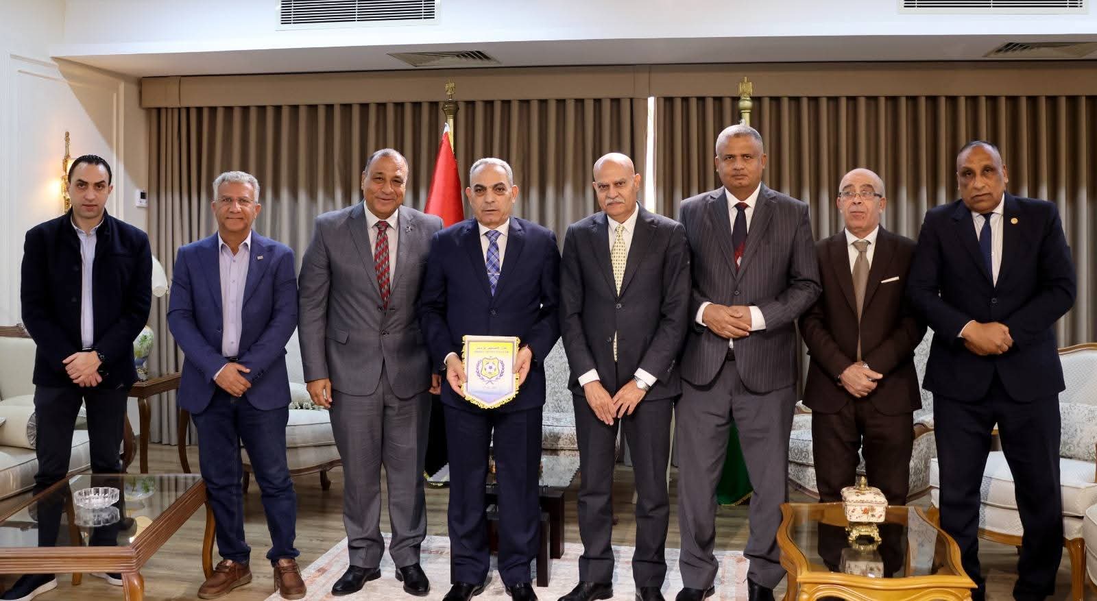محافظ الإسماعيلية يستقبل اللجنة المعينة لإدارة النادي الإسماعيلي