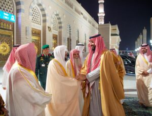 معالي رئيس الشؤون الدينية وأئمة وخطباء المسجد النبوي في استقبال سمو ولي العهد لدى زيارته المسجد النبوي الشريف