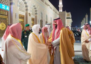 معالي رئيس الشؤون الدينية وأئمة وخطباء المسجد النبوي في استقبال سمو ولي العهد لدى زيارته المسجد النبوي الشريف