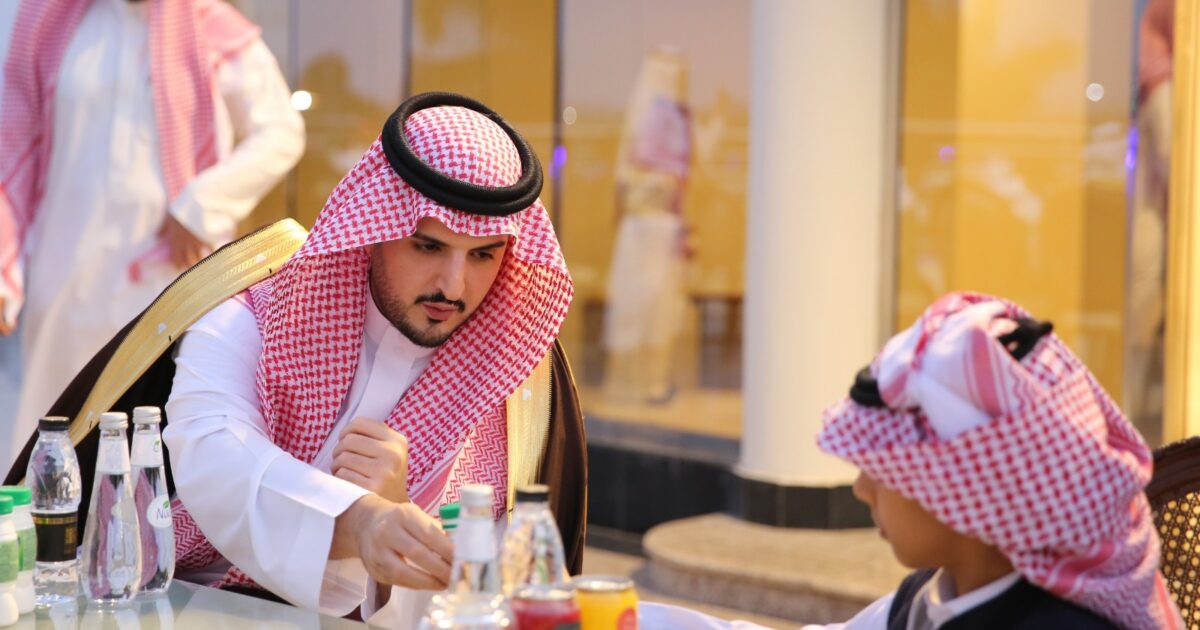 الأمير فواز بن سلطان يشارك أبناء الشهداء والأيتام وذوي الإعاقة ورجال النظافة الإفطار الرمضاني