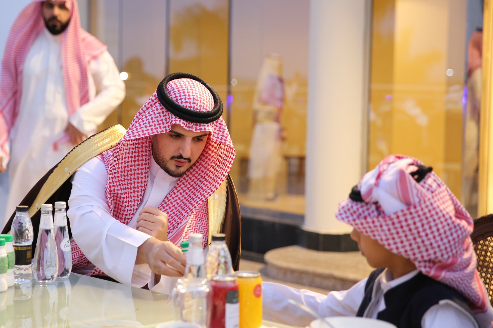 الأمير فواز بن سلطان يشارك أبناء الشهداء والأيتام وذوي الإعاقة ورجال النظافة الإفطار الرمضاني