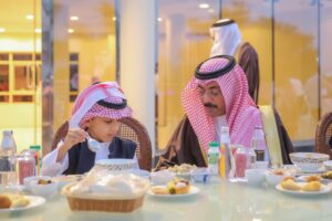 الأمير فواز بن سلطان يشارك أبناء الشهداء والأيتام وذوي الإعاقة ورجال النظافة الإفطار الرمضاني