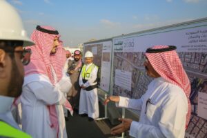 الأمير فواز بن سلطان يقف على سير العمل بمشروع نفق طريق الملك خال