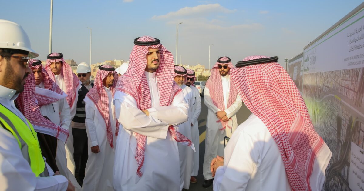 الأمير فواز بن سلطان يقف على سير العمل بمشروع نفق طريق الملك خال