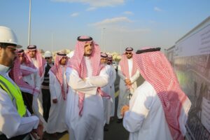 الأمير فواز بن سلطان يقف على سير العمل بمشروع نفق طريق الملك خال