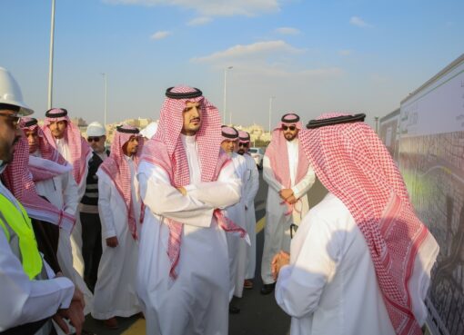 الأمير فواز بن سلطان يقف على سير العمل بمشروع نفق طريق الملك خال
