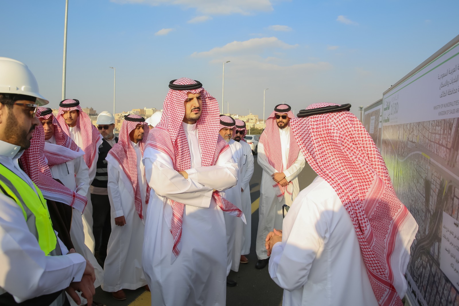 الأمير فواز بن سلطان يقف على سير العمل بمشروع نفق طريق الملك خال