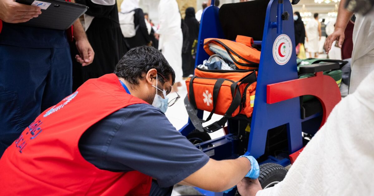 كرسي كهربائي إسعافي داخل المسجد الحرام.. الهلال الأحمر بمكة يعزّز سرعة الوصول للحالات الطارئة بين الحشود