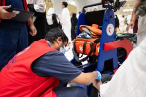 كرسي كهربائي إسعافي داخل المسجد الحرام.. الهلال الأحمر بمكة يعزّز سرعة الوصول للحالات الطارئة بين الحشود