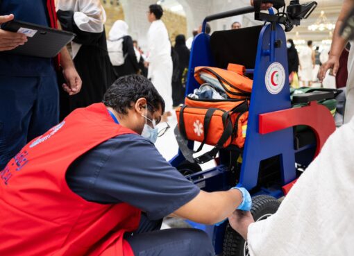 كرسي كهربائي إسعافي داخل المسجد الحرام.. الهلال الأحمر بمكة يعزّز سرعة الوصول للحالات الطارئة بين الحشود