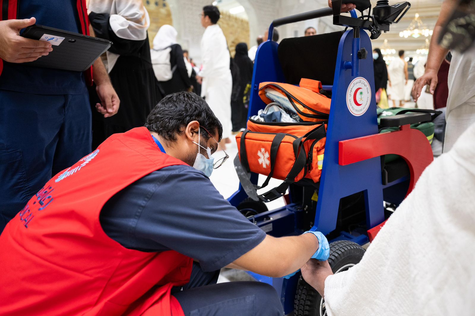 كرسي كهربائي إسعافي داخل المسجد الحرام.. الهلال الأحمر بمكة يعزّز سرعة الوصول للحالات الطارئة بين الحشود