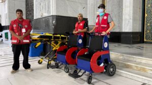 كرسي كهربائي إسعافي داخل المسجد الحرام.. الهلال الأحمر بمكة يعزّز سرعة الوصول للحالات الطارئة بين الحشود