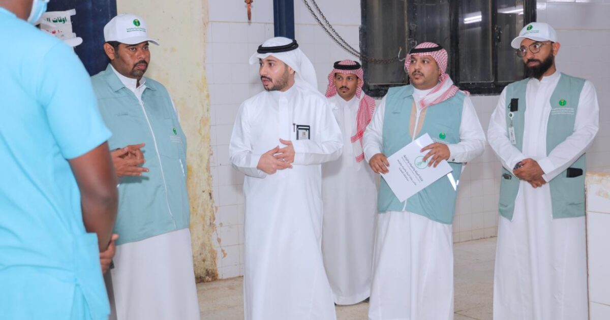 وأكد القرني، أن هذه الجولات تأتي في إطار تعزيز الرقابة الميدانية ورفع مستوى الامتثال