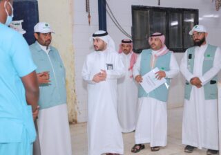 وأكد القرني، أن هذه الجولات تأتي في إطار تعزيز الرقابة الميدانية ورفع مستوى الامتثال