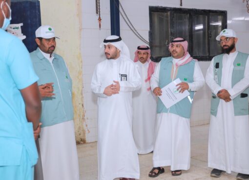 وأكد القرني، أن هذه الجولات تأتي في إطار تعزيز الرقابة الميدانية ورفع مستوى الامتثال