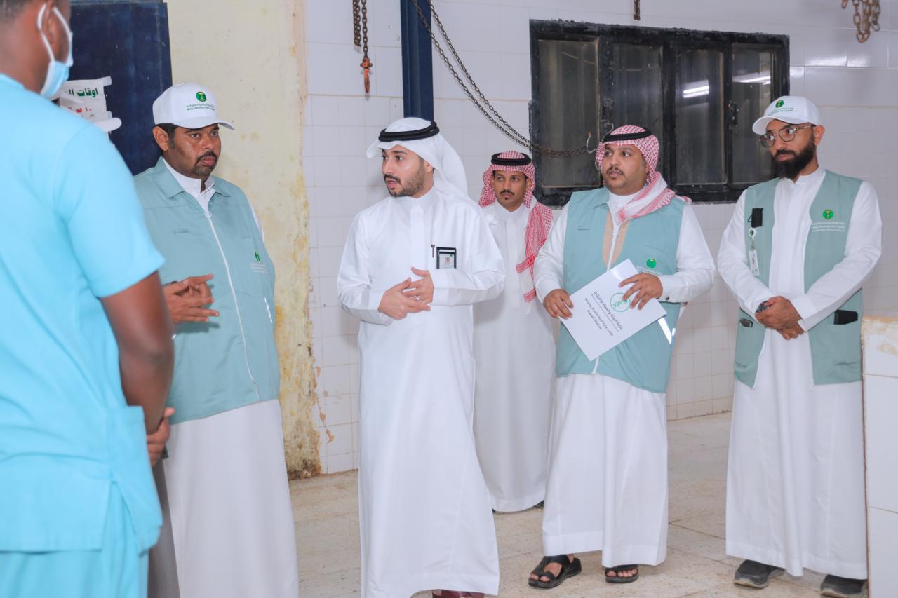 وأكد القرني، أن هذه الجولات تأتي في إطار تعزيز الرقابة الميدانية ورفع مستوى الامتثال