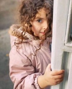 سأكتب على حائط بيتك هنا ينام قلبي