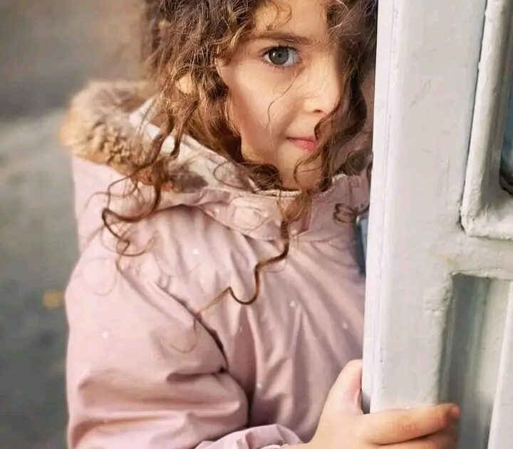 سأكتب على حائط بيتك هنا ينام قلبي