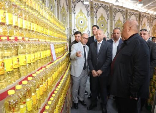 محافظ القاهرة وبرفقته