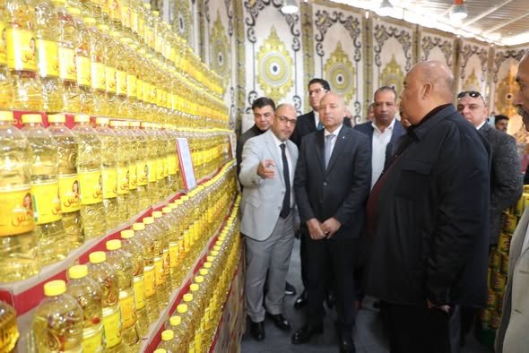 محافظ القاهرة وبرفقته