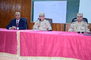 زيارة تفقدية تشيد بانضباط طلاب جامعة سوهاج خلال دورات التربية العسكرية