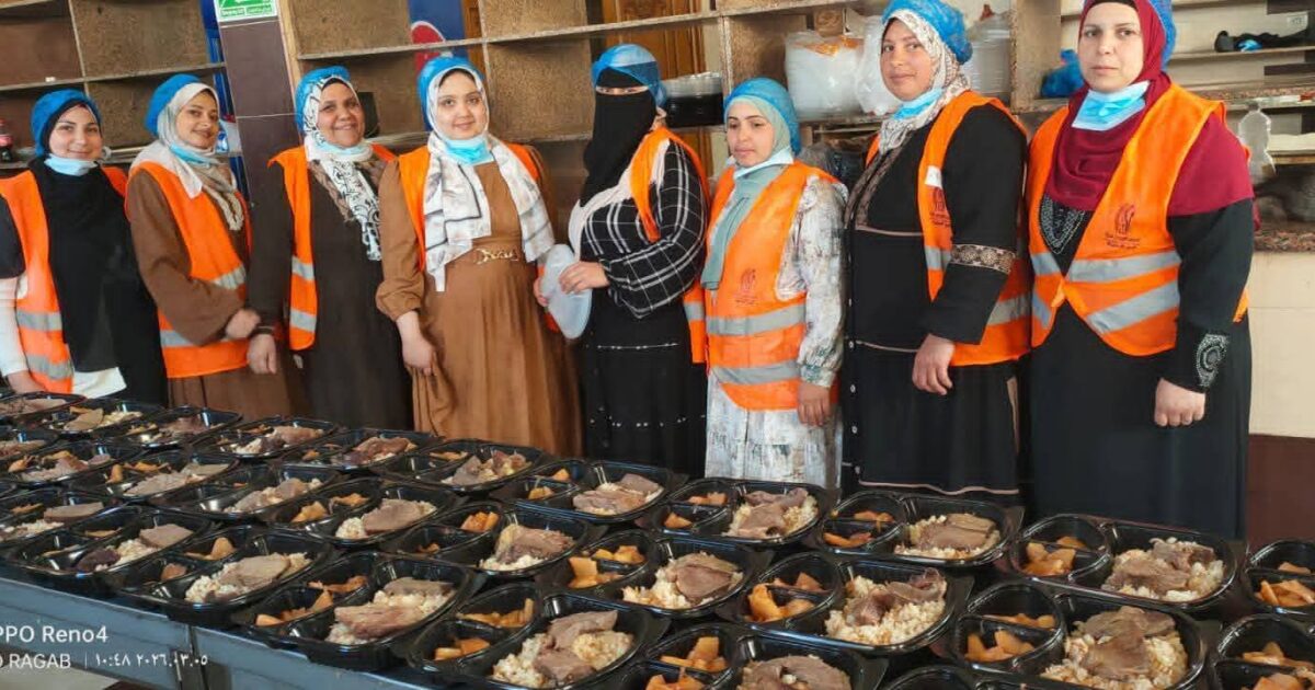المجلس القومي إعداد ٣٧٠ وجبة إفطار ساخنة وتوزيعها بمركز الرحمانية بالبحيرة 