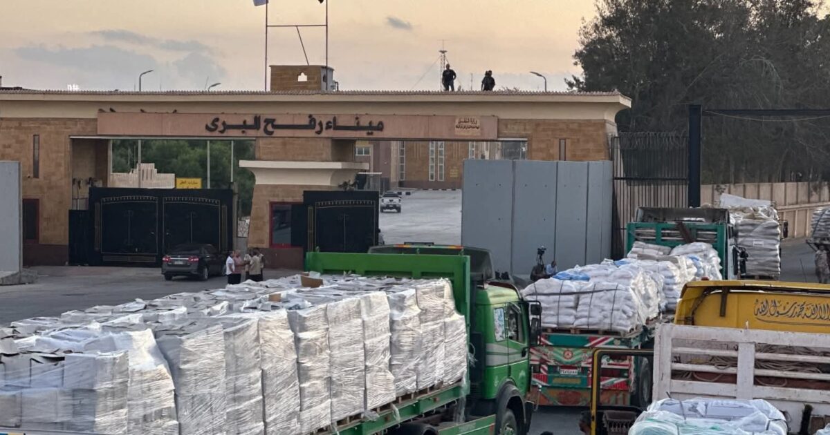 الهلال الأحمر المصري يواصل إمداد غزة بالمساعدات رغم العاصفة الرملية