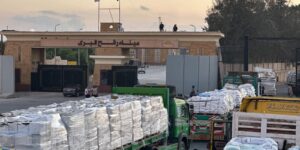 الهلال الأحمر المصري يواصل إمداد غزة بالمساعدات رغم العاصفة الرملية