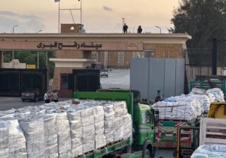 الهلال الأحمر المصري يواصل إمداد غزة بالمساعدات رغم العاصفة الرملية