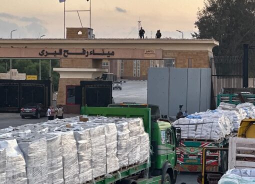 الهلال الأحمر المصري يواصل إمداد غزة بالمساعدات رغم العاصفة الرملية