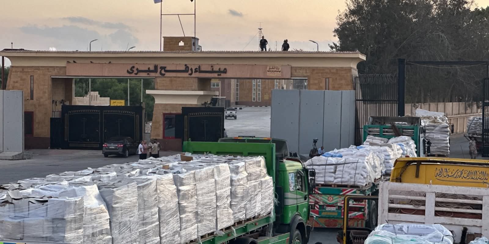 الهلال الأحمر المصري يواصل إمداد غزة بالمساعدات رغم العاصفة الرملية