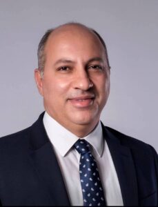 رئيس جامعة القاهرة يهنئ فريق قصر العيني لاستئصال ورم نادر من قلب مريض ٧٠ عاما