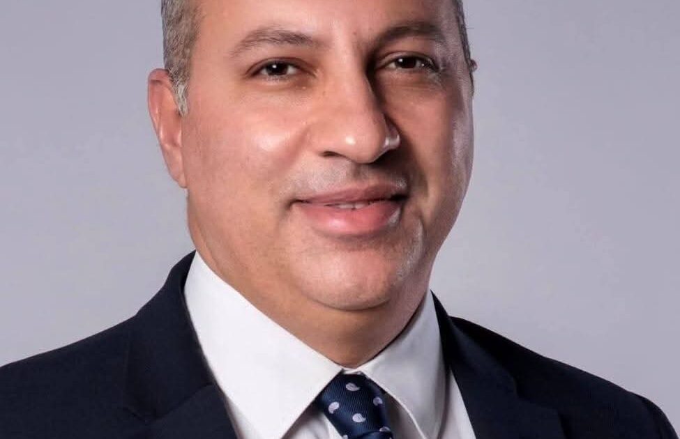 رئيس جامعة القاهرة يهنئ فريق قصر العيني لاستئصال ورم نادر من قلب مريض ٧٠ عاما