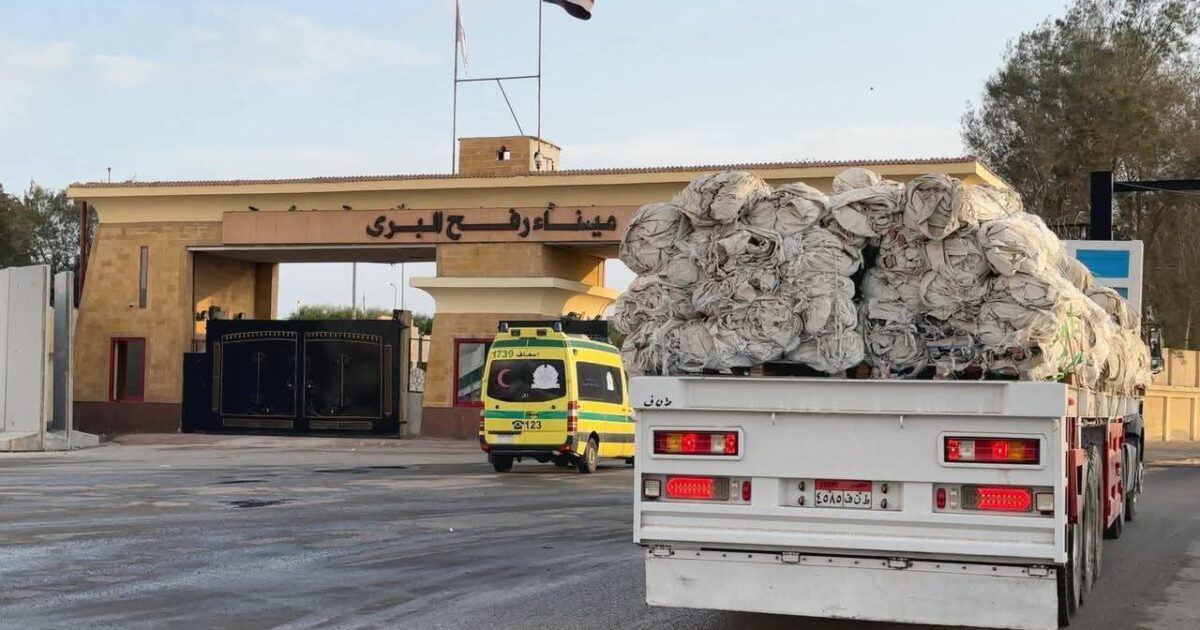 الهلال الأحمر المصري يواصل إمداد غزة بقافلة «زاد العزة» رقم 159