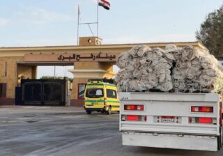 الهلال الأحمر المصري يواصل إمداد غزة بقافلة «زاد العزة» رقم 159