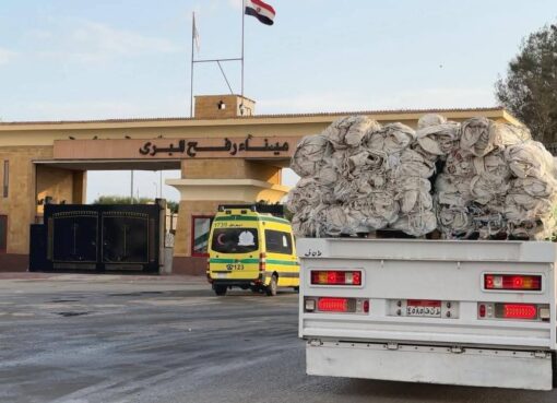 الهلال الأحمر المصري يواصل إمداد غزة بقافلة «زاد العزة» رقم 159