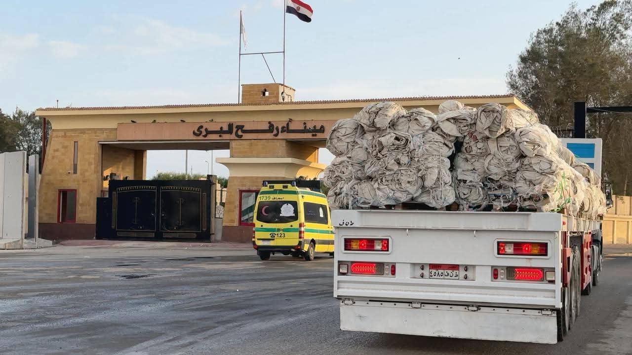 الهلال الأحمر المصري يواصل إمداد غزة بقافلة «زاد العزة» رقم 159