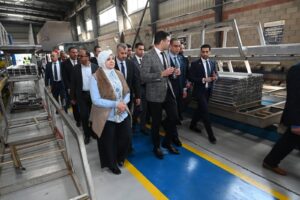 وزير الصناعة ومحافظ الجيزة يتفقدان مصنع متخصص في صناعة زجاج السيارات والألومنيوم