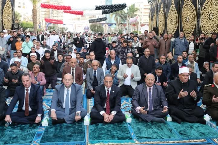 محافظ الجيزة يؤدي صلاة عيد الفطر المبارك بساحة مسجد مصطفى محمود ويهنئ المواطنين