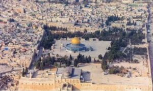 الاحتلال يحرم الآلاف من الفلسطينيين من أداء صلاة عيد الفطر في المسجد الأقصى