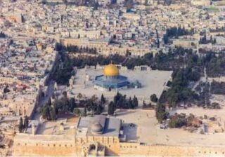 الاحتلال يحرم الآلاف من الفلسطينيين من أداء صلاة عيد الفطر في المسجد الأقصى