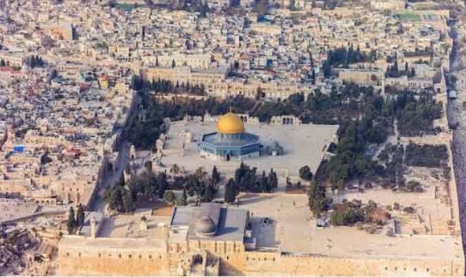 الاحتلال يحرم الآلاف من الفلسطينيين من أداء صلاة عيد الفطر في المسجد الأقصى