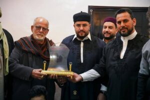 رئيس هيئة التراث يعايد ويكرّم أسرة الغنّاي الراحل سليمان الشريمة العبدلي