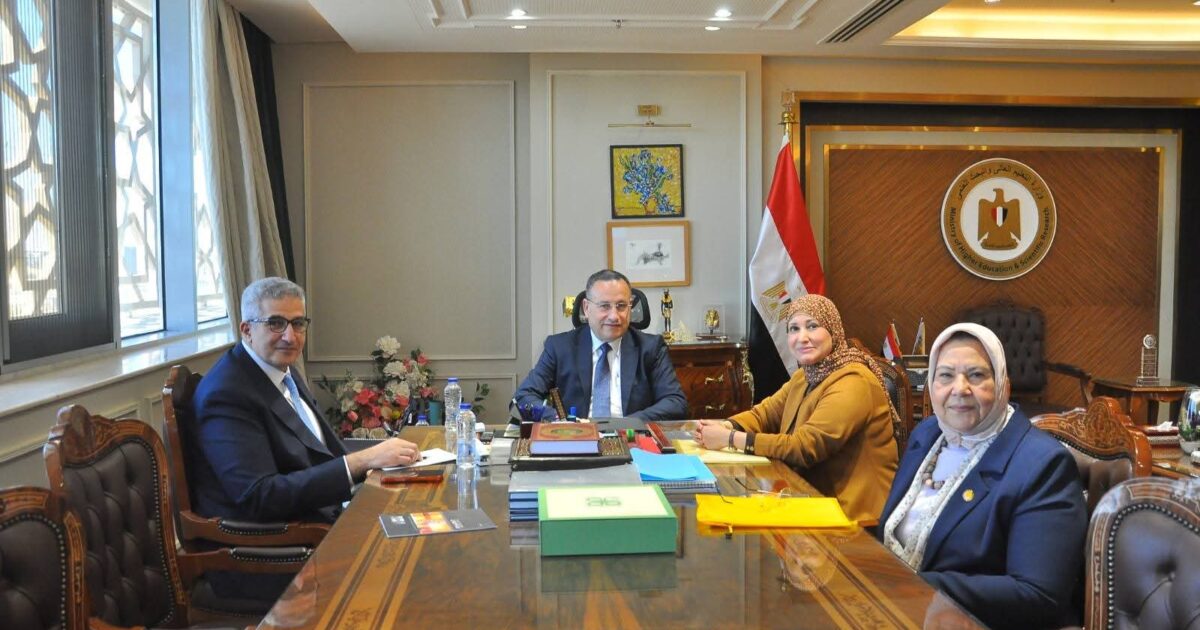 وزير التعليم العالي.. الدراسة حضورياً بالجامعات والمعاهد ونظام التعليم الأونلاين يومي الأربعاء والخميس