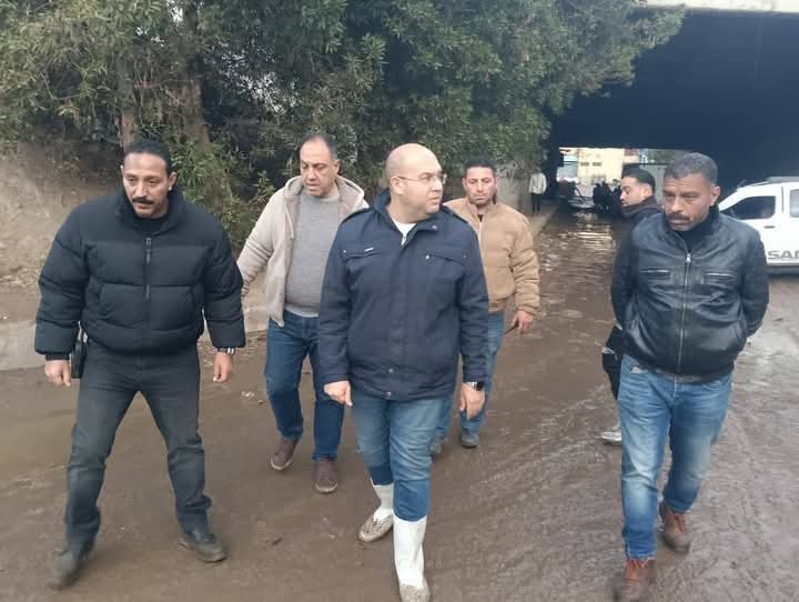 نائب محافظ الجيزة يتابع ميدانيا أعمال شفط مياه الأمطار بأوسيم وكرداسة